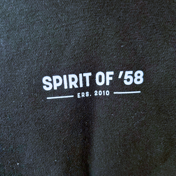 Siwmper Hwdi Du SO58 gyda Spirit of 58