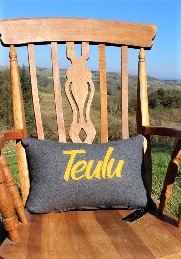 Clustog Gwlân Llwyd gyda Teulu mewn Mwstard