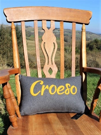 Clustog Gwlân Llwyd gyda Croeso mewn Mwstard