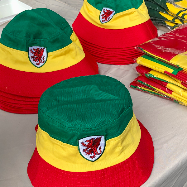 CHILD Cymru Yma o Hyd Bucket Hat Cadwyn Cyf