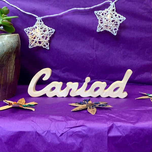 Cariad - Gair mewn Pren